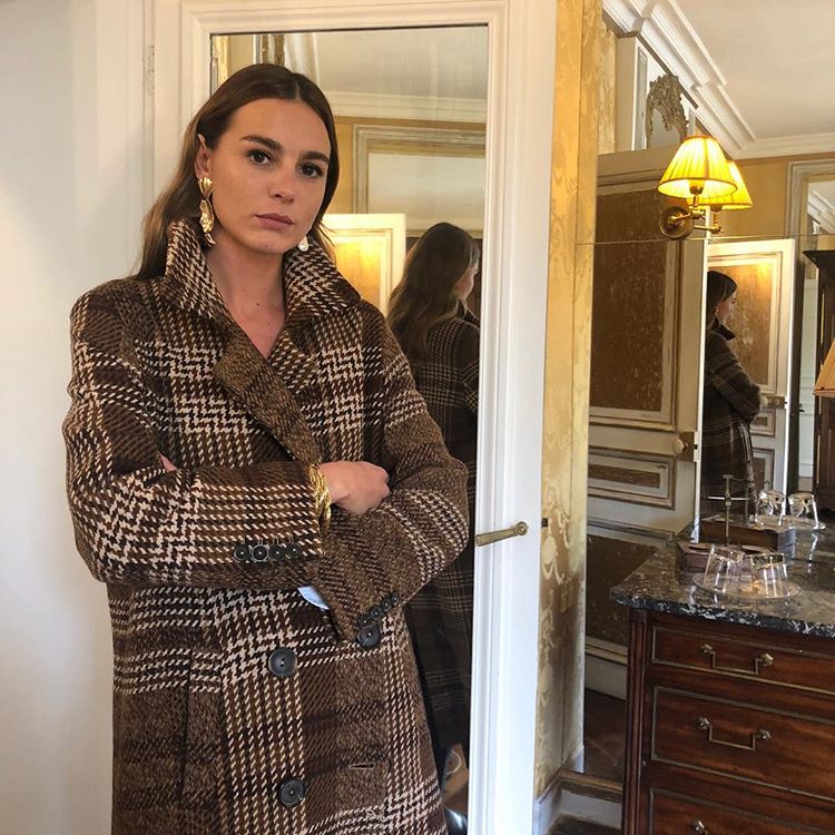 Sin duda alguna, este es el abrigo más famoso y viral de Mango. No ha habido influencer que se resista, incluso la top model Gigi Hadid lo ha incluído entre sus prendas favoritas del invierno.