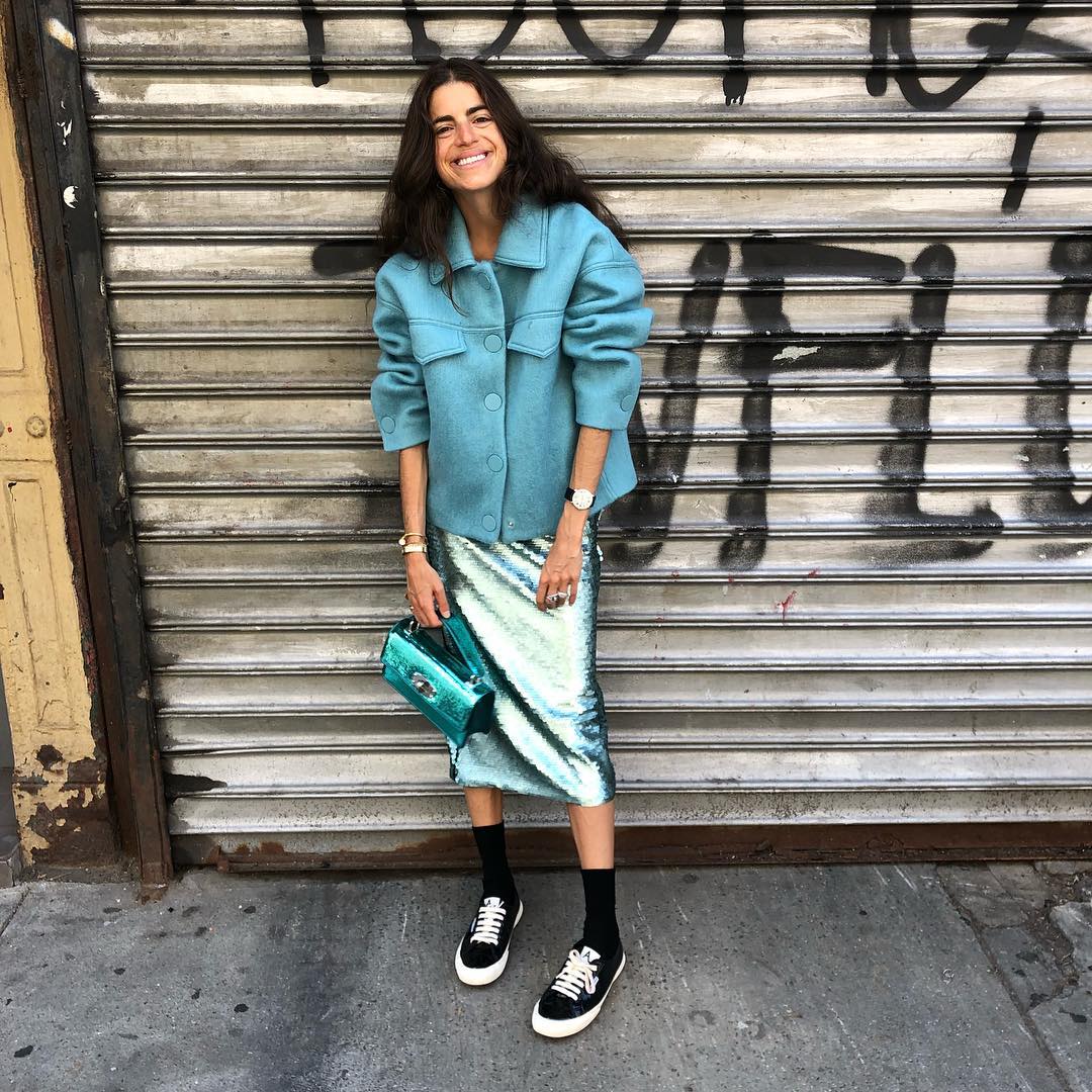 ¿Lentejuelas con zapatillas? Sí. La influencer Leandra Medine nos ha dado una lección de estilo que rompe con las barreras de lo que asociamos a un look elegante. La chaqueta y la falda son de Mango.