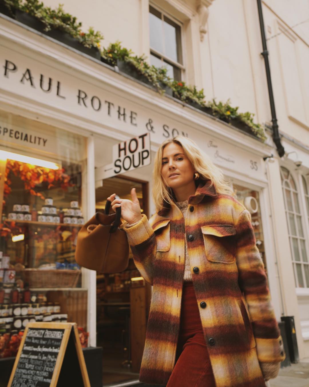 Lucy Williams es una experta en lucir total looks de Mango y bien lo demuestra en su cuenta de Instagram, donde podemos encontrar tesoros como este.