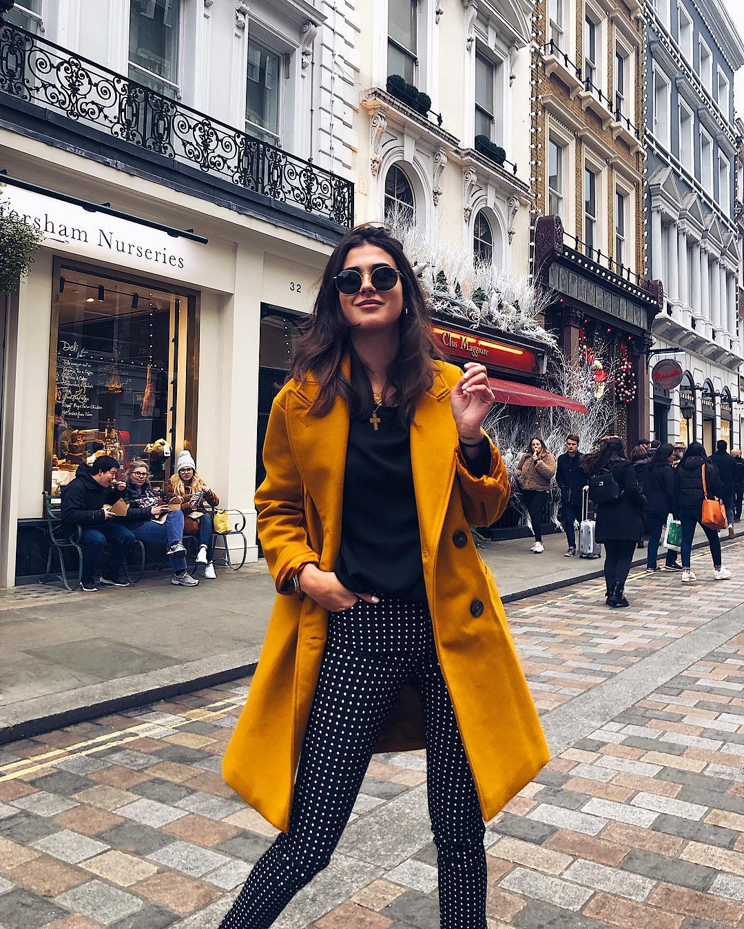 ¿Quién dijo que el color no es para el invierno? La influencer Mery Turiel combina perfectamente este abrigo de Mango con el resto de su look: pantalones pitillo negros con topos blancos y un jersey negro básico. Lista para tomar un café con tus amigas.