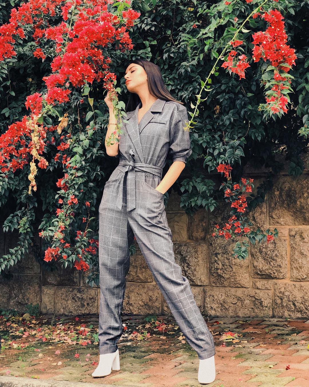 Los monos son una opción ideal para acudir a la oficina y conseguir ese look working girl que tanto nos gusta. Ficha este de Mango gris con cuadros.