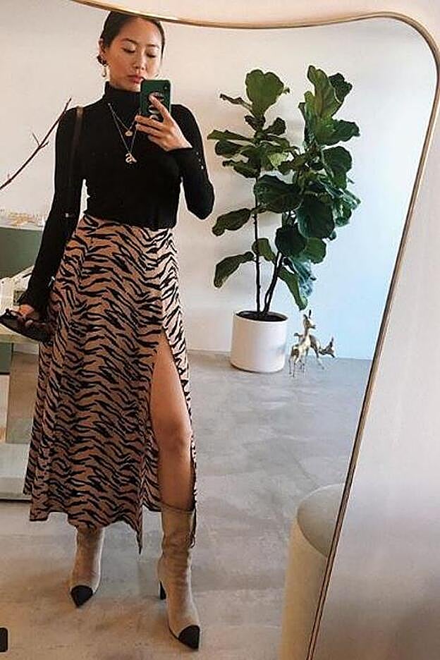 Aimee combina su look con unas botas bicolor de Chanel.