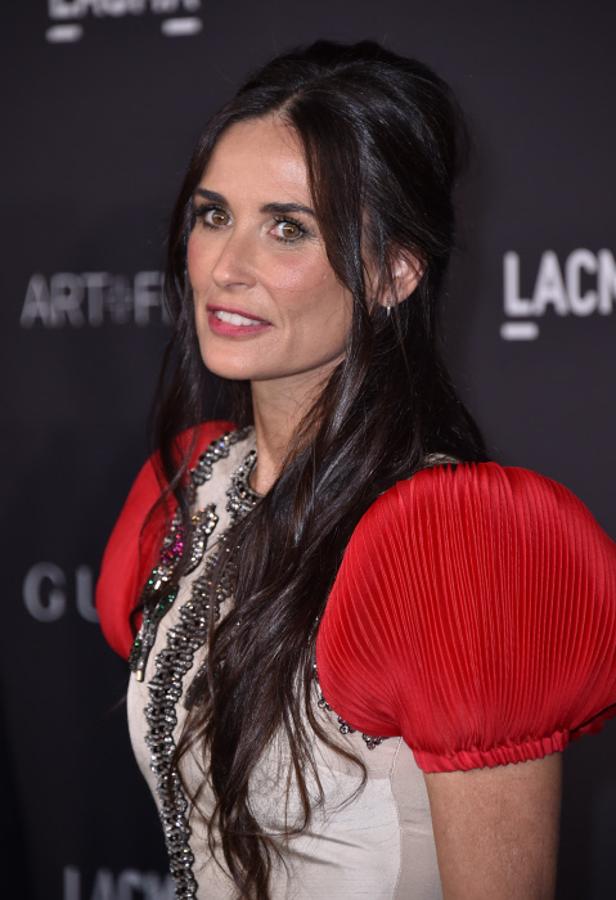 Aunque normalmente los tonos oscuros en el pelo tienden a envejecer, en el caso de Demi Moore consiguen todo lo contrario. Y es que gracias a su piel súper cuidada y a sus facciones, el pelo extra largo y oscuro es una excelente alternativa.