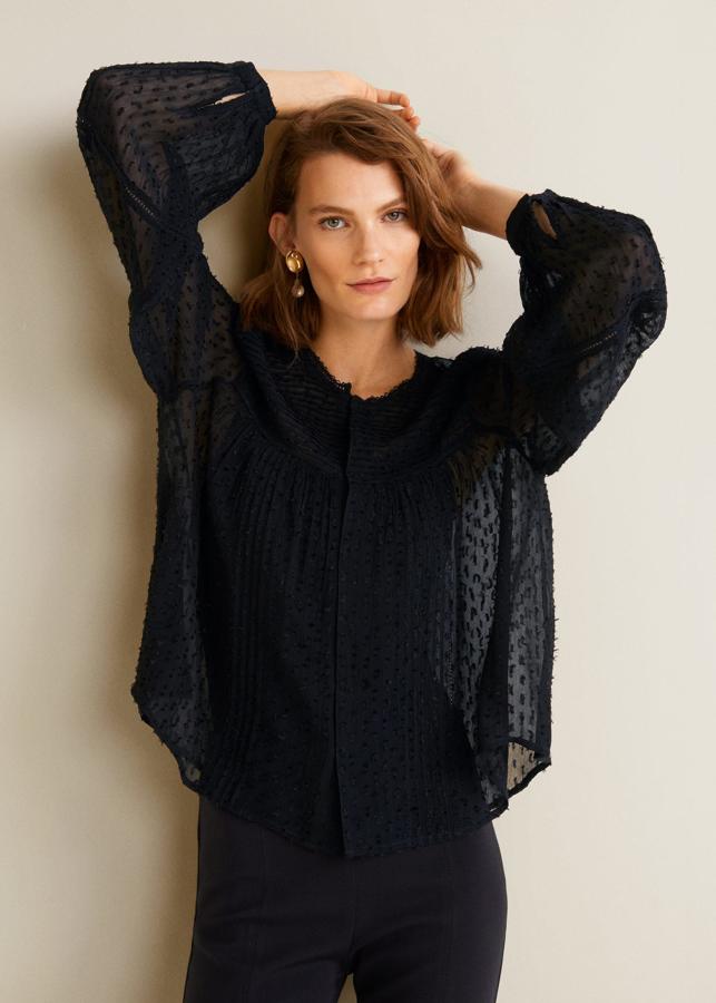 Blusa de panel bordado semitransparente, 39,99 euros.