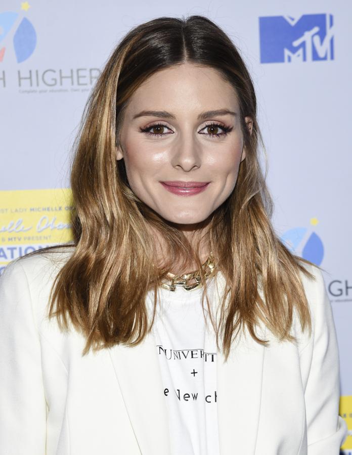 Olivia Palermo tiene claro que al igual que su eyeliner nunca falta en los maquillajes, tampoco puede faltar el toque de iluminador. Ella lo aplica siempre en las zonas claves del rostro para aportar mucha más luz e intentar dar un toque mucho más juvenil a su rostro.