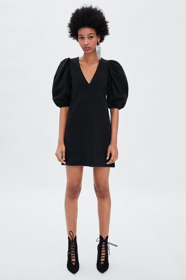 Vestido con escote en pico y manga hasta el codo abullonada, 29,95 euros.