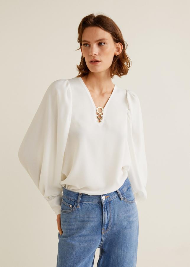 Blusa con detalle de anillas metálicas decorativas y tejido crepé fluido, 39,99 euros.