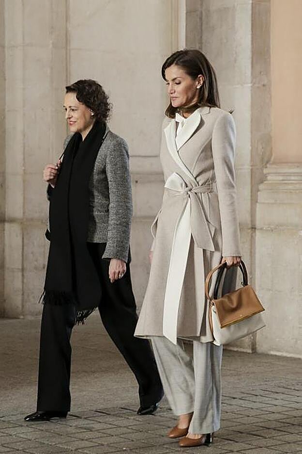 Letizia celebra los 40 años del INEM con look "working girl".