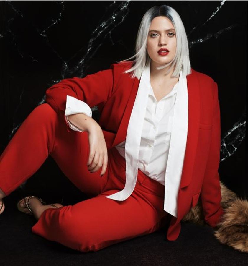 Traje (69,99 la blazer y 49,99 el pantalón) con blusa de lazada (49,99 euros).