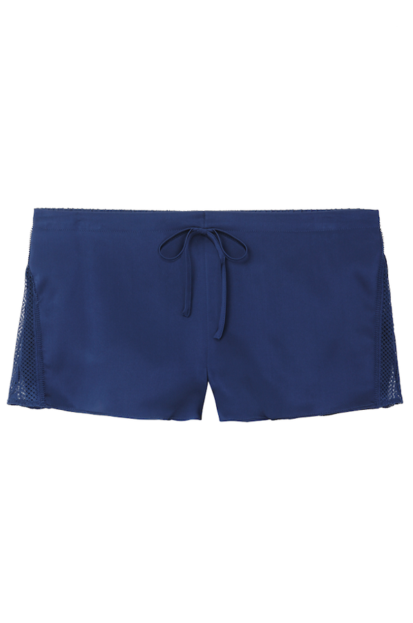 Lo podemos combinar con el camisón corto o con un top muy similar.