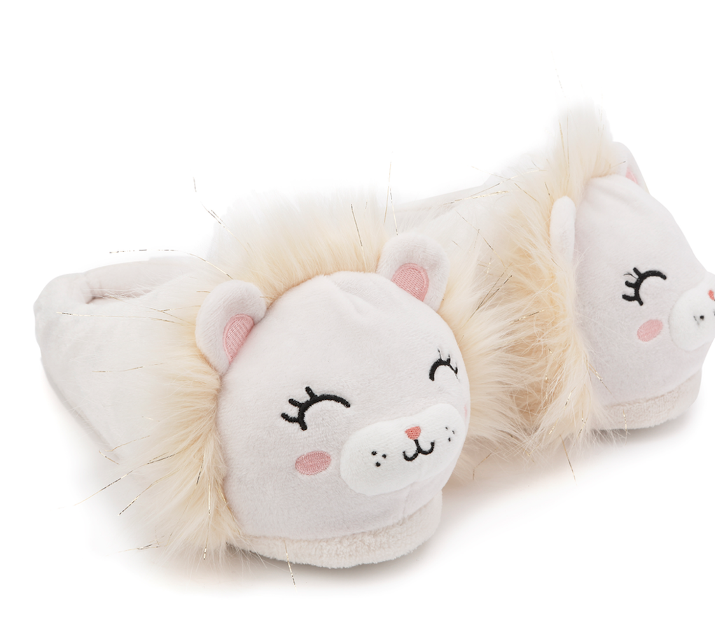 A los pies, dos leones de peluche.