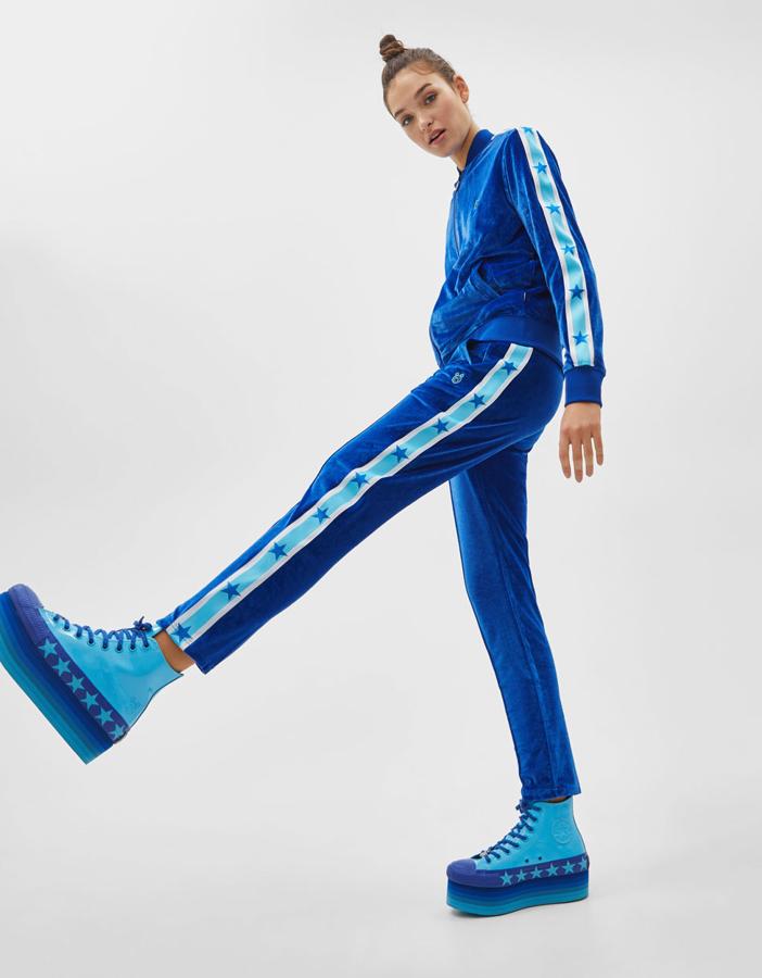 Chaqueta y pantalón de terciopelo, con banda lateral de estrellas en mangas y pernera combinada a contraste, y botines de plataforma (65+60+94,99 euros).