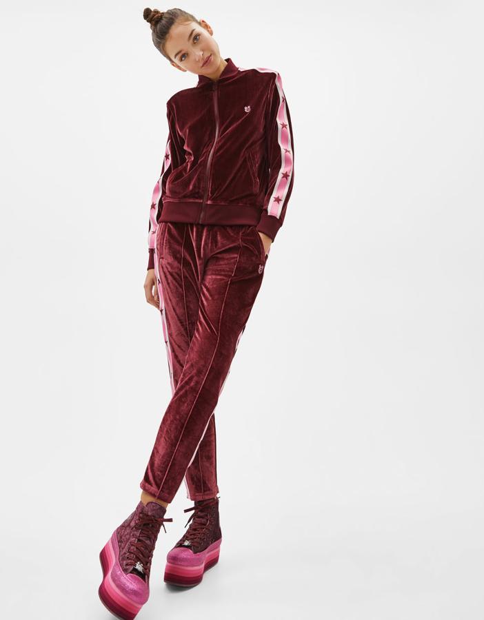 Chaqueta y pantalón de terciopelo con banda lateral con estrellas en las mangas y en las perneras y botines con plataforma (60-65-94,99 euros).