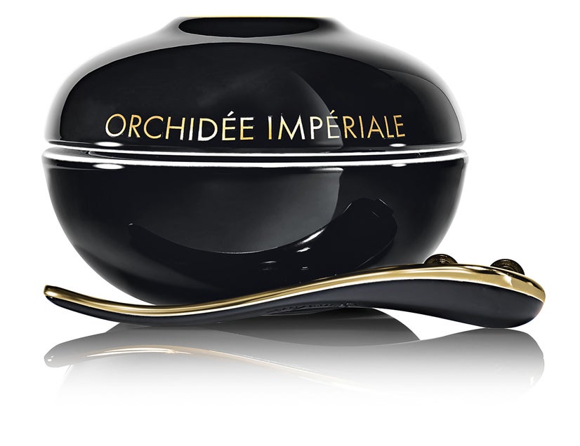En su tarro de porcelana negra de Benardaud hecho a mano contiene Blackinmmune, extracto de orquídea negra de los Andes peruanos. Orchidée Impériale Black Edición Porcelana de Guerlain (1.220,40 euros)