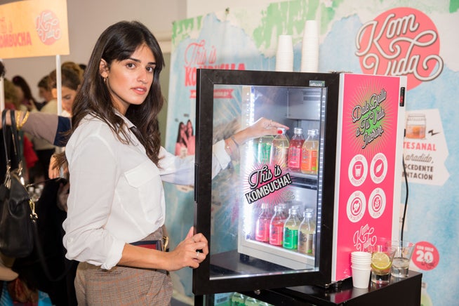 Una asistente al espacio de Komvida, donde pudo probar el exquisito y saludable té fermentado Kombucha.
