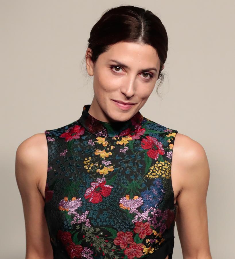 A Bárbara Lennie le gusta lucir looks capilares muy sencillos. Si tu también eres como ella, pero te apetece llevar un recogido puedes optar por uno bajo, con la raya en medio y con los pelitos de la patilla algo despeinados. Solo tienes que hacerte una coleta baja, en el medio o en un lado, e ir recogiendo el pelo sobrante con horquillas de moño de forma aleatoria.