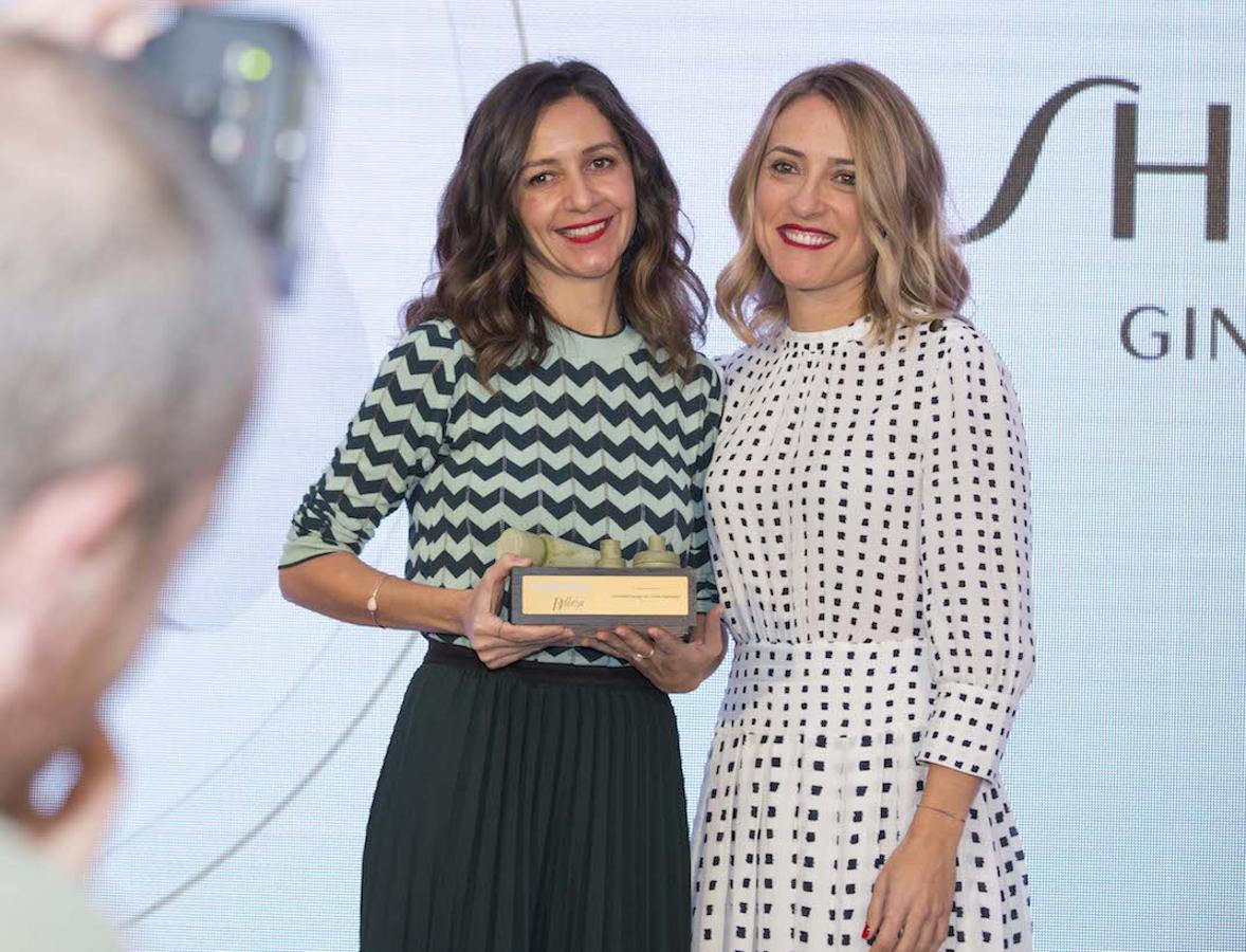 Ganador: Essential Energy Gel-Crème Hydratant de Shiseido. Recogió el premio Marta Díaz, directora de Comunicación de Shiseido. En la imagen, con Amaia Campos, directora de Publicidad de Mujerhoy.