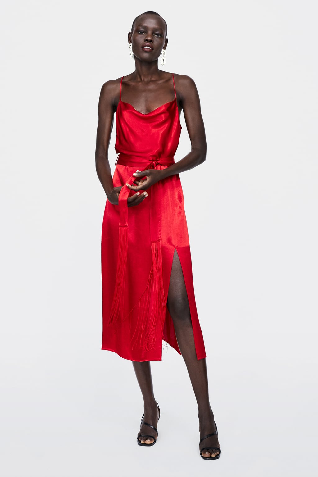 Vestido rojo lencero con cinturón de Zara: 39,95 euros.
