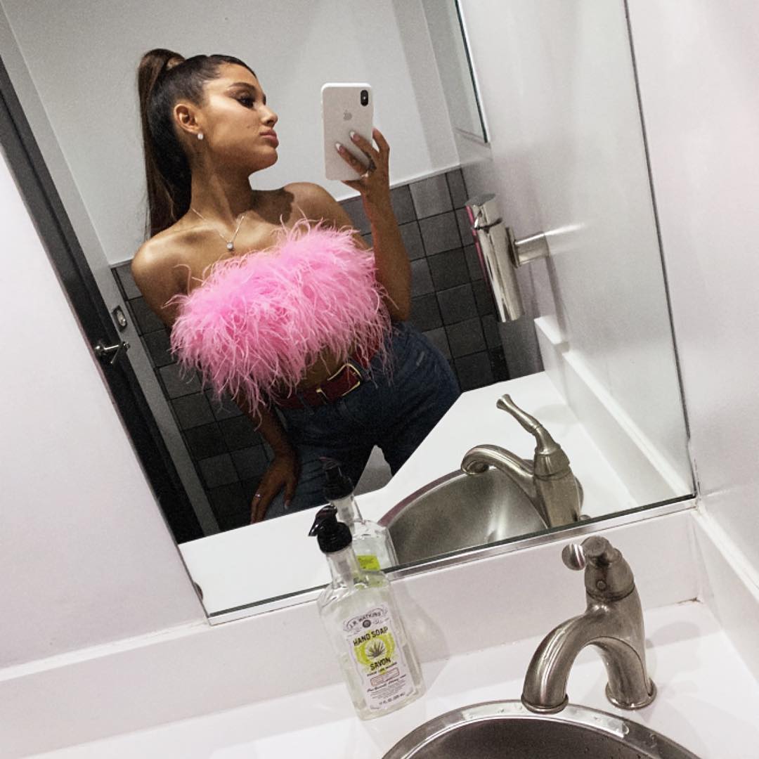Ariana Grande es muy probablemente la reina de las coletas. ¿Has visto alguna vez un recogido como el suyo? Mucha cantidad de pelo y tan largo... Su truco está en no llevar capas y hacésela lo más alta posible. Dejarse el pelo largo es otro de los factores que la coronan como una de las grandes celebrities con 'melenón'.