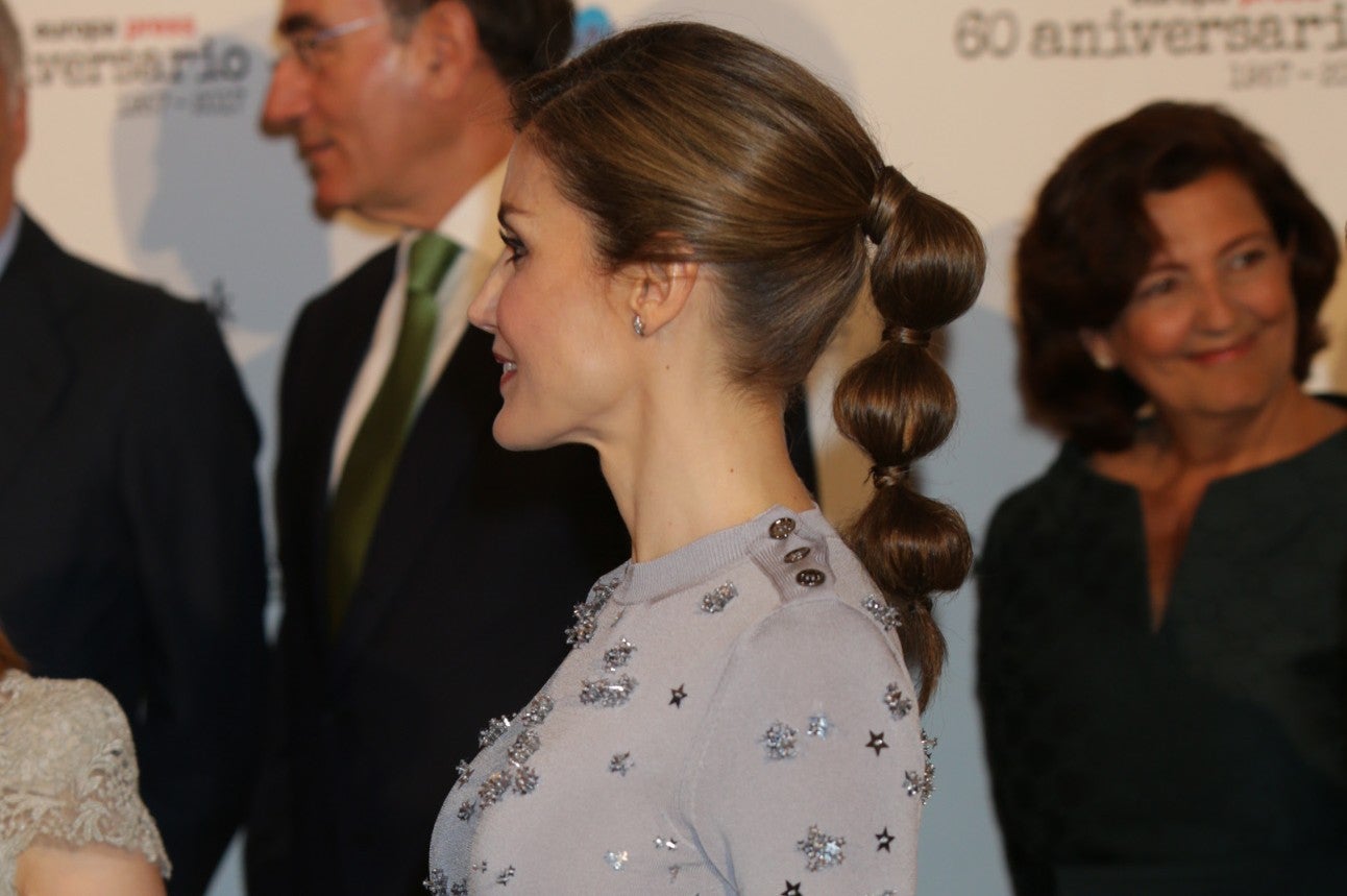 Se pusieron de moda hace años y desde entonces estas coletas 'burbujas' nos tienen 'in love'. La Reina Letizia ha sabido llevarla con mucho estilo y es perfecta para cualquier acto que se salga de tu rutina.