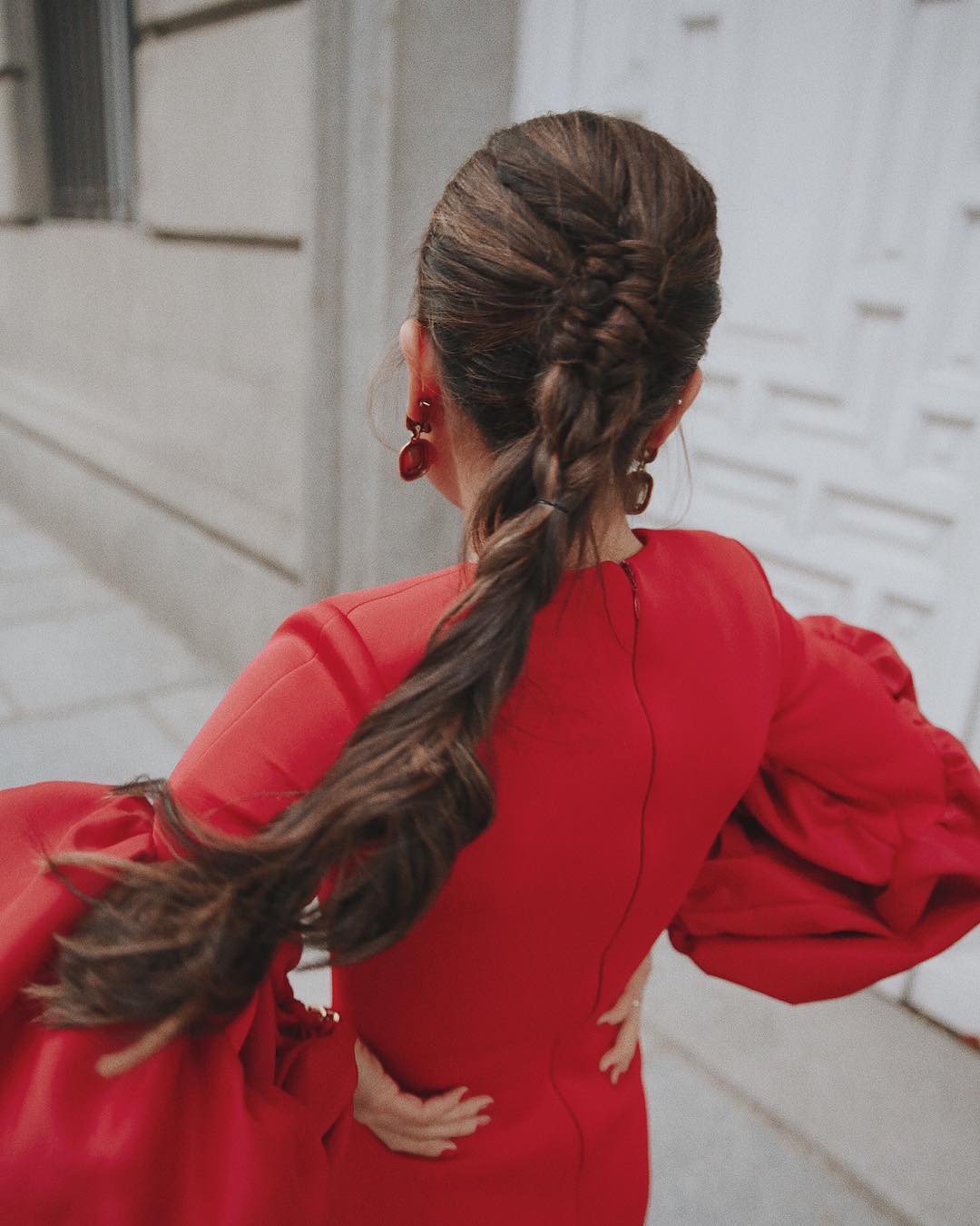 Este semirecogido de Paula Ordovás es lo mejor que hemos visto esta semana. La 'influencer' ha llevado una especie de coleta con trenzas sobrepuestas y en diferentes direcciones, creando este recogido que necesitamos copiarle ya de ya.