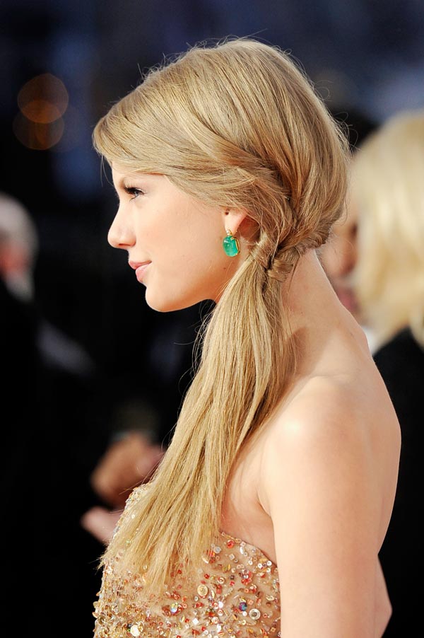 La cantante Taylor Swift, tan original como siempre, se ha recogido el pelo hacia un lado y lo ha atado con una especie de trenza. ¡Nos gusta!