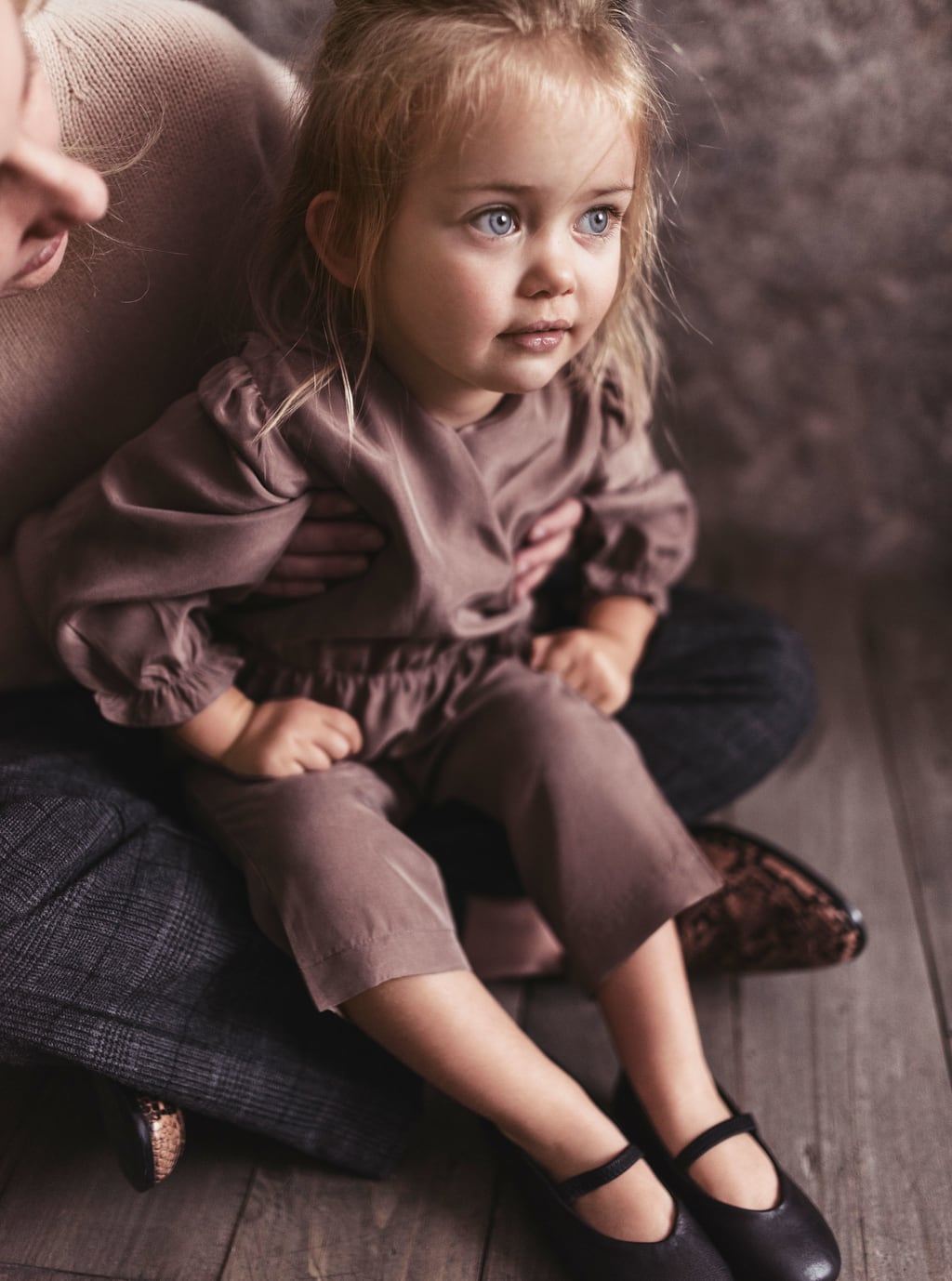 Bailarinas de piel con goma elástica de Zara Kids: 29,95 euros.