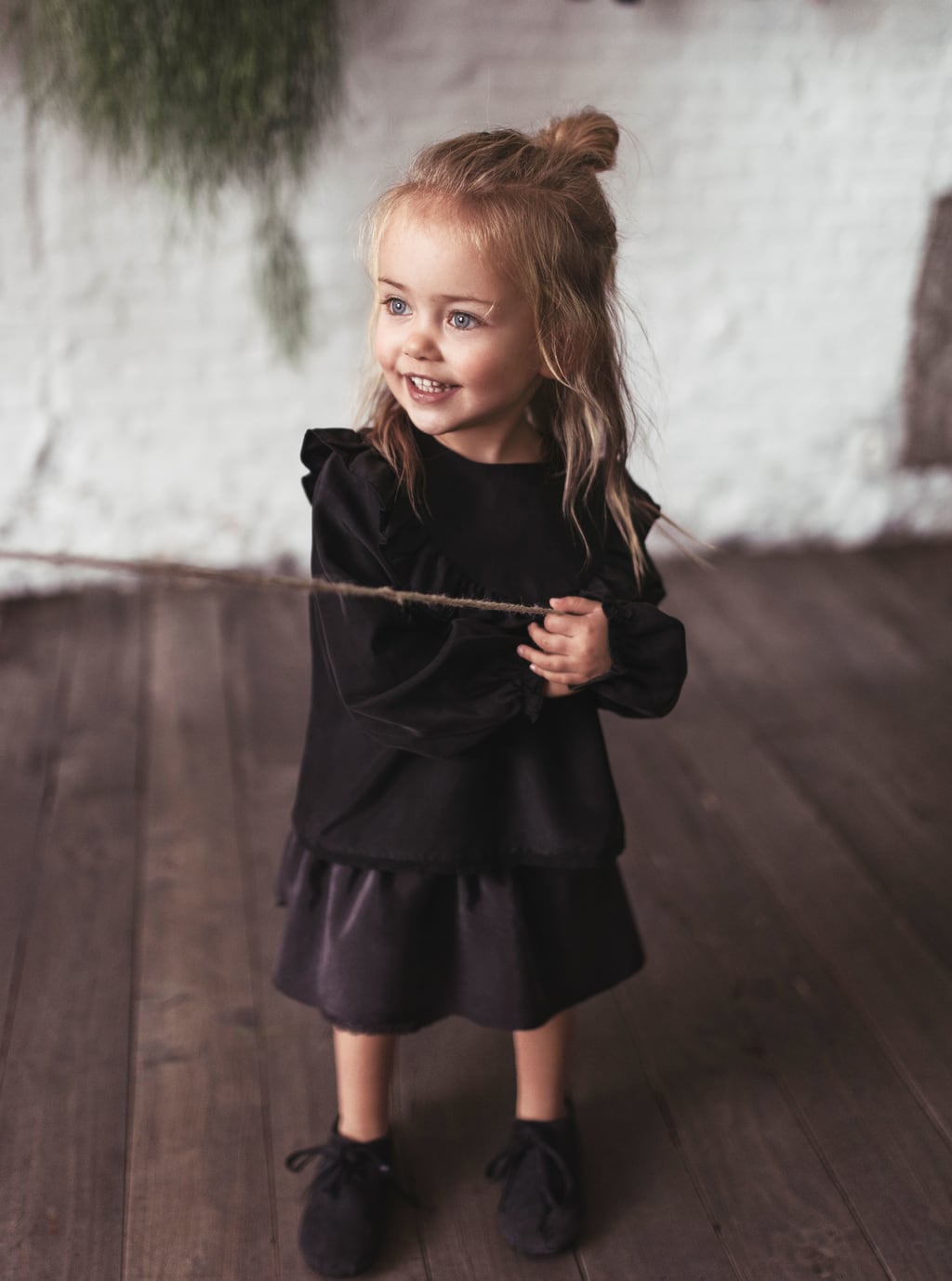 Blusa de seda con volante de Zara Kids: 29,95 euros y Falda de seda con lazada: 25,95 euros. Los zapatos de piel con cordones cuestan 27,95 euros.