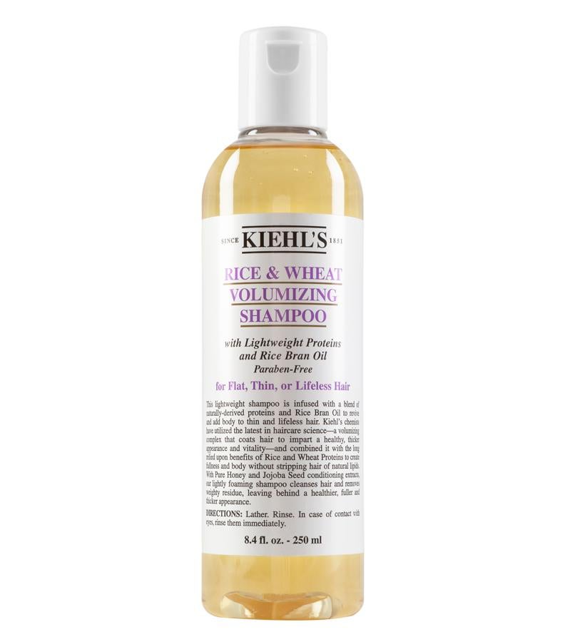 El primer paso hacia una melena con más cuerpo es elegir cuidadosamente el champú y el acondicionador: optemos sí o sí por uno diseñado expresamente para aportar volumen. Casi todas las líneas específicas son efectivas, aunque haciendo prueba y error terminaremos encontrando el que mejor le va a nuestro pelo. Este champú de Kiehl's con proteína de trigo y miel optiene máxima puntuación de las usuarias en múltiples plataformas de venta (20 euros, 250 ml).