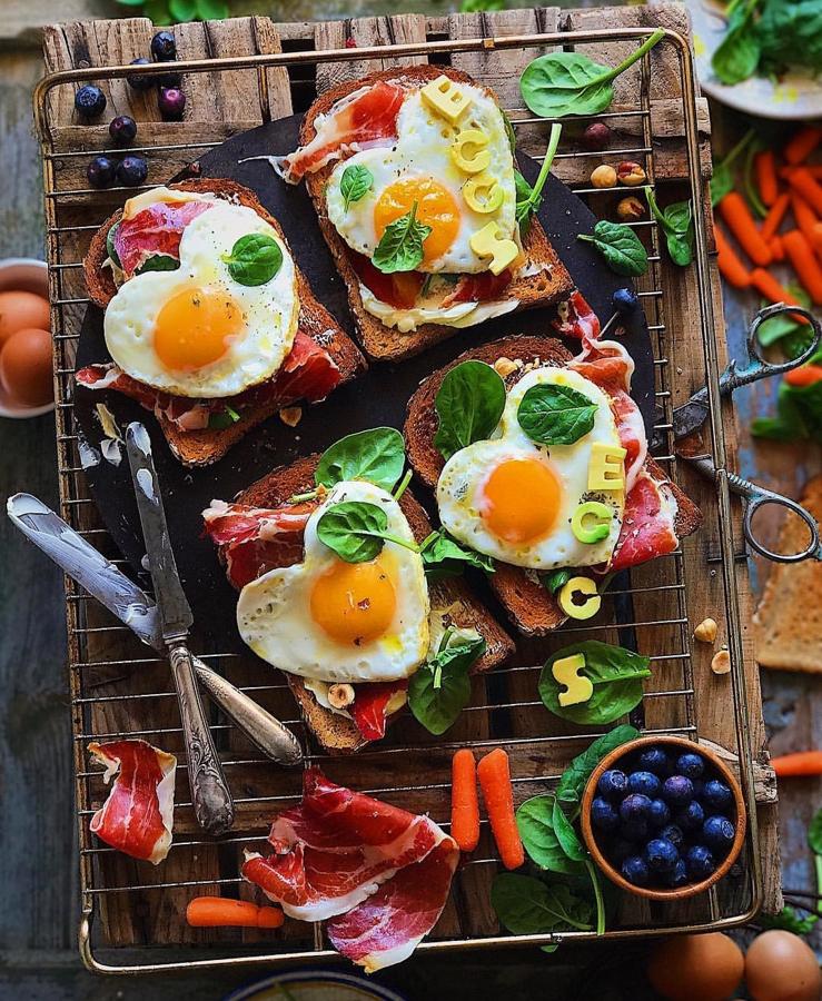 Laura López es una gran defensora de la comida y de los alimentos orgánicos, de hecho nunca compra alimentos procesados y todas sus ideas te darán el empujón que necesitas para introducirte en el mundo 'healthy'. Además sus fotografías están muy logradas.