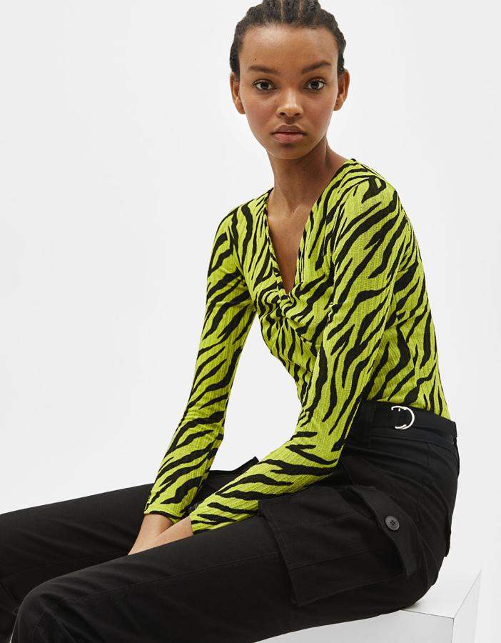 Jersey "cropped" con estampado cebra, escote en pico y manga larga (15,99 euros).