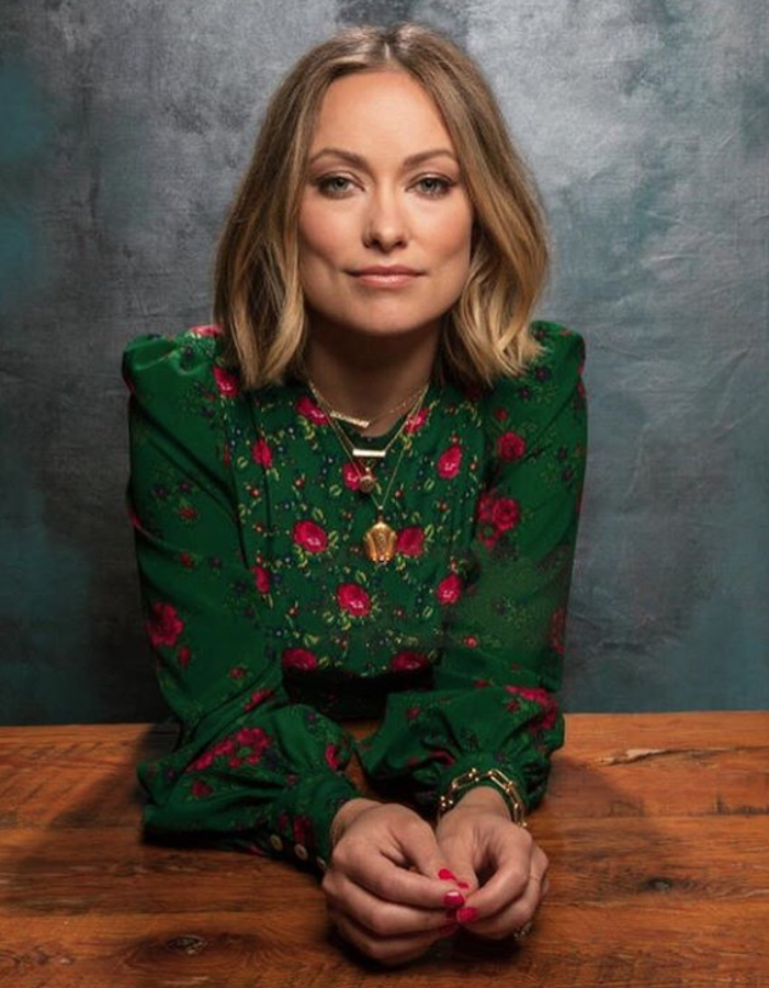 La protagonista de "House" o "Tron: Legacy" también llevaba una melena larga, casi siempre recogida u ondulada, a pesar de tener el cabello extraordinariamente fino. La decisión de cortar por lo sano y optar por un "bob" que no toca los hombros no pudo ser más acertada. Con ese largo es más fácil conseguir cierto cuerpo y volumen gracias a productos que aumentan el grosor del pelo y la ayuda salvadora de las planchas.