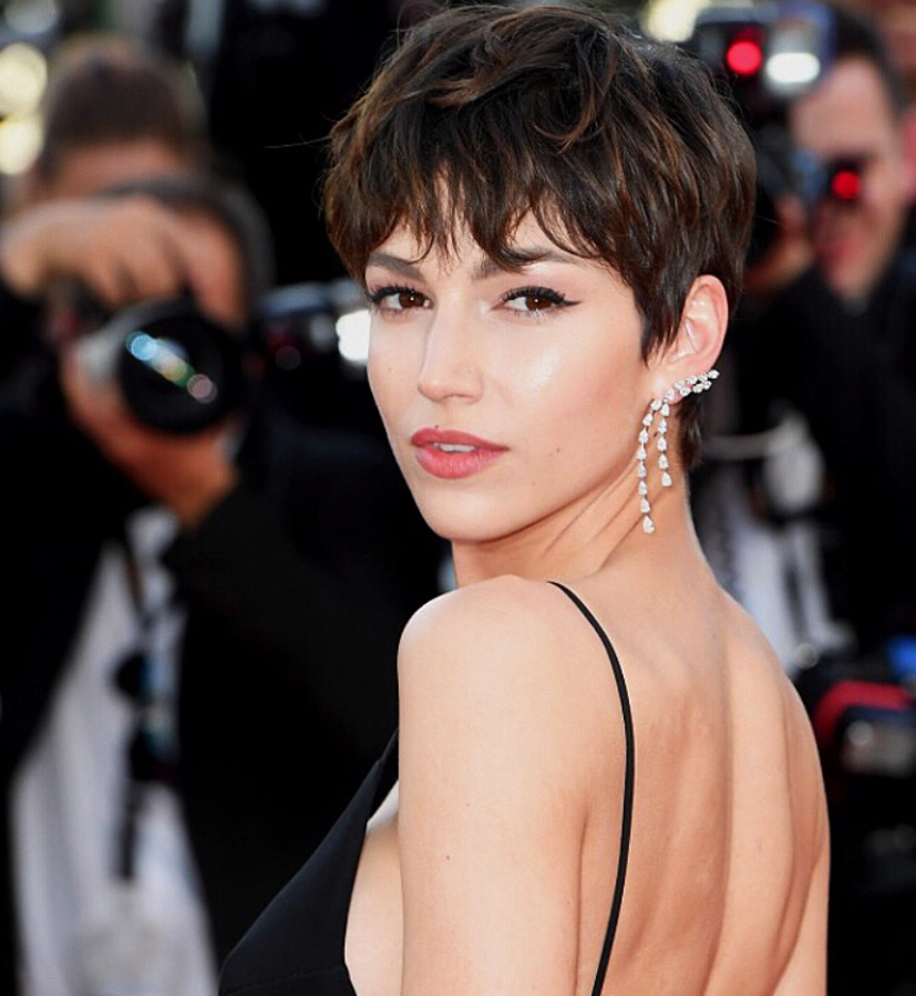 Úrsula no tiene ningún problema con la cantidad o grosor de su pelo, pero su corte de pelo "pixie" es perfecto para las mujeres con el cabello fino: con este largo es facilísimo usar productos de "styling" para lograr volumen en la parte superior.