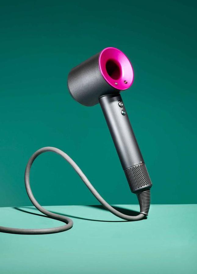 Puede que sea el consejo que más cuesta poner en práctica, aunque sea ha revelado central a la hora de ganar volumen: es imprescindible secar el pelo boca abajo, en la dirección contraria a la que nace y ahuecando siempre el pelo desde la raíz. Mejor si, además, utilizamos un producto que ayuda en la tarea, como el gel Big Sexy Hair. La tarea es un poco pesada y, además, con los viejos secadores podemos hasta quemarnos. El nuevo secador de Dyson (desde 300 euros) lo hace más fácil, pues regula automáticamente la temperatura del chorro de aire. Este es, además, tres veces más potente, con lo que podemos trabajar de manera más precisa y rápida.