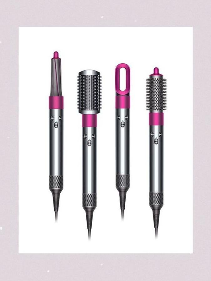 La manera más rápida y directa de conseguir volumen en un cabello fino es recurrir a las ondas. Las planchas de cerámica han alcanzado hoy una calidad tecnológica suficiente como para no estropear demasiado nuestra melena, sobre todo si usamos protectores para el calor. Sin embargo, si nos acostumbramos a usarlas varias veces a la semana, es mejor optar por aparatos de última generación que eliminen totalmente la posibilidad de que se nos rompa el pelo. Los rizadores de Dyson Airwrap (desde 400 euros) nos permiten secar, dar volumen y moldear un cabello fino con asiduidad, sin temor a quemarlo.