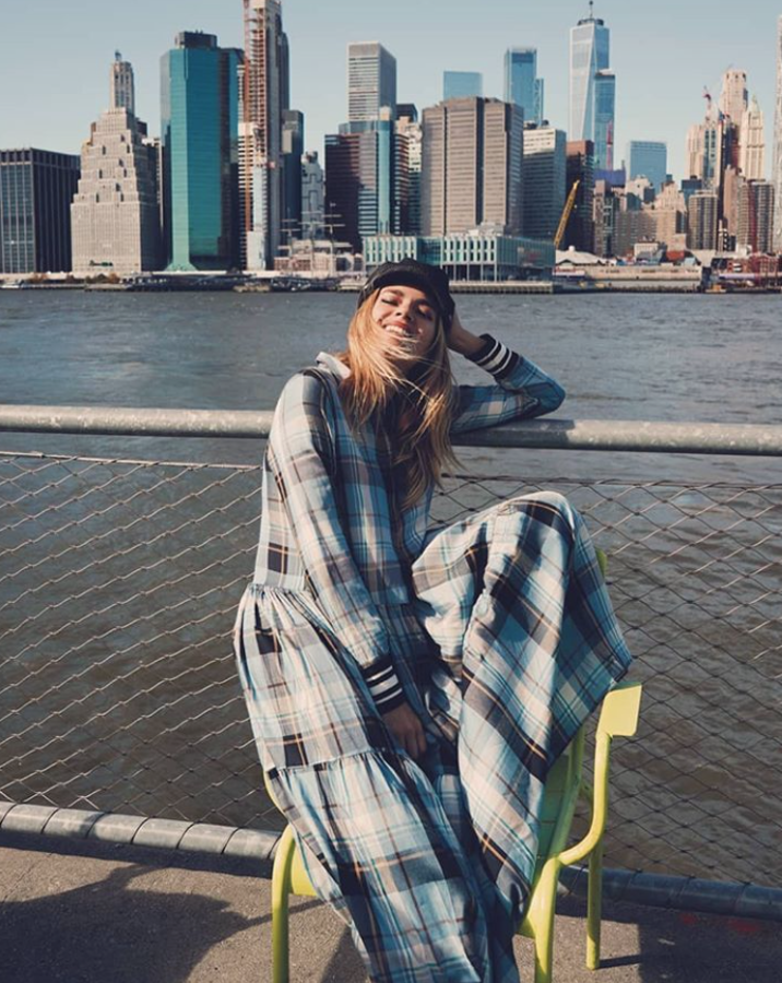 Nos encanta este vestido de cuadros en tonos azules, con los puños elásticos a contraste y falda doble (119 euros). Uno de los vestidos de tartán más bonitos que hemos visto hasta la fecha.