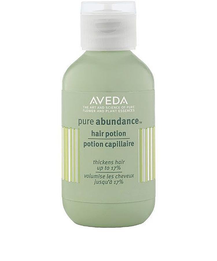 Aveda tiene una línea llamada "Pure abundance" que, efectivamente, logra engrosar el cabello fino de manera palpable (hasta un 17%). Además del champú y el acondicionador, este texturizador (28,50 euros) aporta volumen al instante y crea una textura mate. Potencia el cabello con agentes volumétricos naturales, entre los que se incluyen el caolín y la goma arábiga. Al espolvorearlo sobre las manos pasa a transformarse en una loción ligera que se puede usar sobre el cabello húmedo o seco, aunque lo idea es vaporizar directamente sobre la raíz y proceder al secado boca abajo.