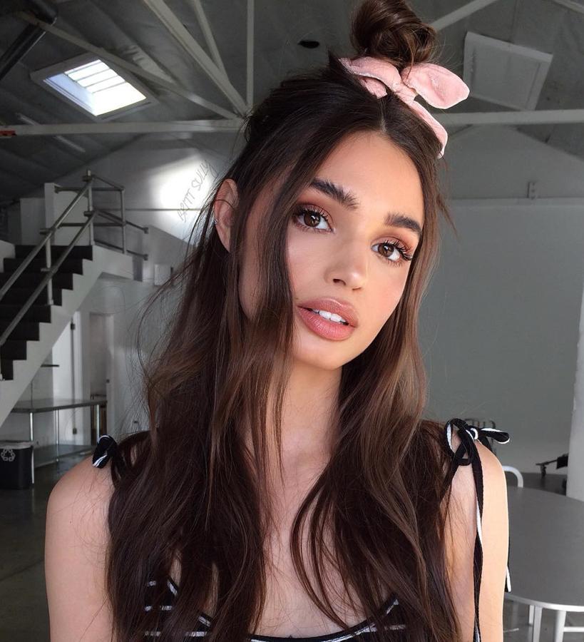 El moño alta deshecho es una apuesta segura para cualquier ocasión. ¿Te apetece darle un ‘twis’? En vez de recoger toda la melena en él, coge solo una parte de ella, dejando unos mechones delanteros sueltos y sujeta el recogido con un lazo de terciopelo o de tul.