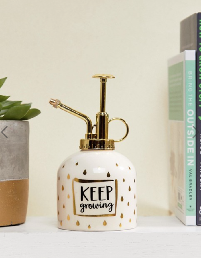 Atomizador para plantas con diseño monocromático de Sass & Belle (9,9 euros).