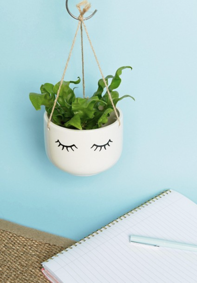 Macetero colgante con diseño de ojos cerrados de Sass & Belle (6,49 euros).