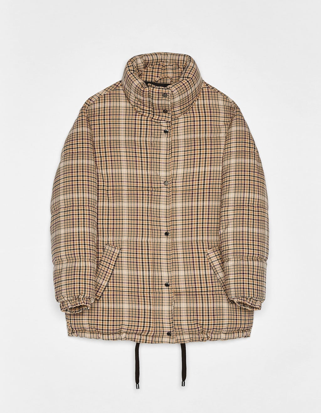 Abrigo plumas con estampado de cuadros de Bershka. (49,99 euros).