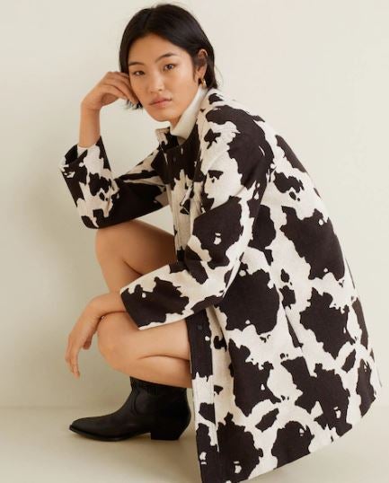 Abrigo con estampado de vaca de la nueva colección 'animal print' de Mango. (69,99 euros).