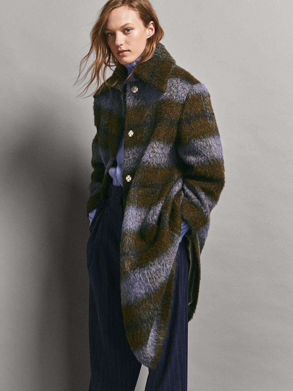 Abrigo de pelo con estampado de rayas de Massimo Dutti. (299,99 euros).