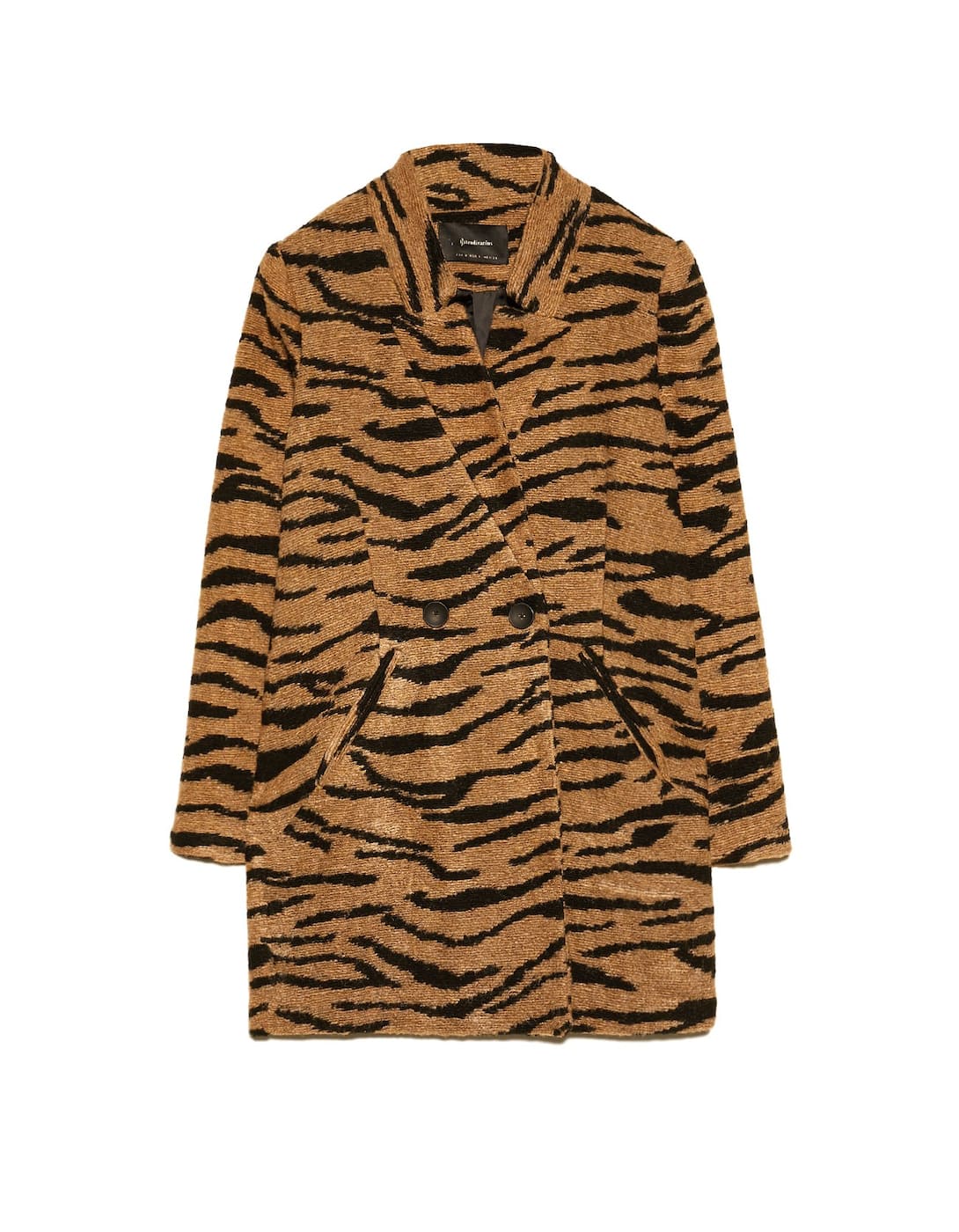 Abrigo de lana cruzado con estampado de cebra. En Stradivarius. (39,99 euros).