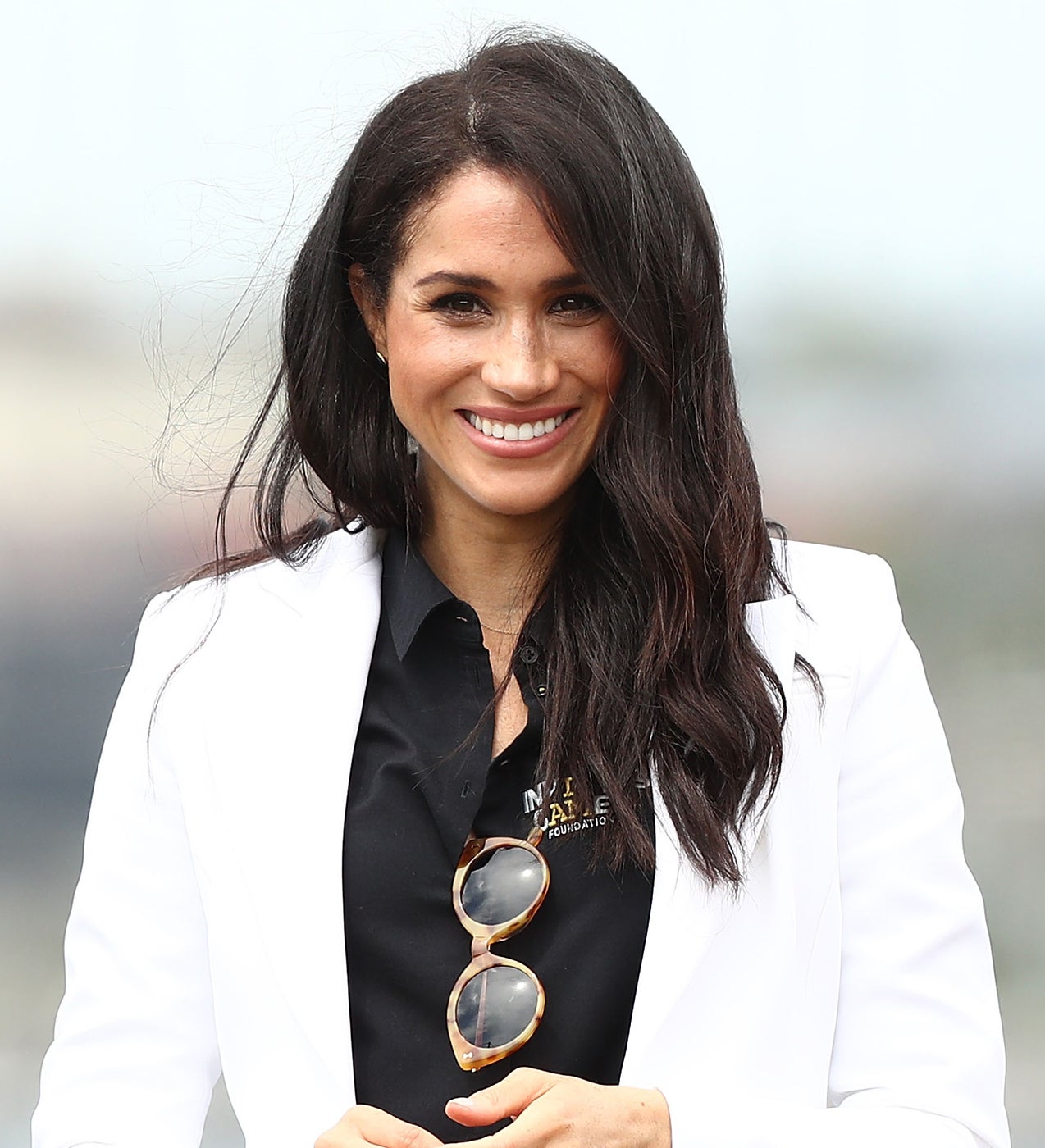 Añadir algún reflejo chocolate o caoba es la fórmula infalible para aportar un toque de calidez a cualquier melena oscura, como la de Meghan Markle. Si tu piel es clara y fría y te apetece oscurecerte el cabello, esta es la opción ganadora.