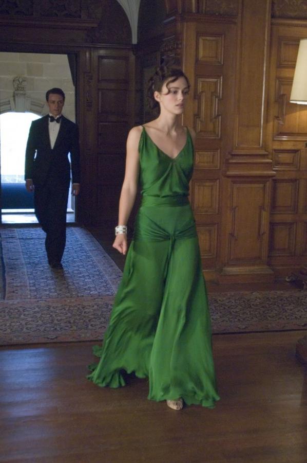 La figurinista, Jacqueline Duran (la misma que hizo el vestuario de "Orgullo y Prejuicio") diseñó este maravilloso vestido verde de seda sin saber que se iba a convertir en uno de los más famosos de la historia del cine actual. Era tan frágil que se tuvieron que hacer varios iguales para rodar las escenas en las que lo llevaba Cecilia, el personaje que interpreta  Keira Knightley , y que nos deleita con muchísimos looks maravillosos durante la primera parte de la película que transcurre en los años 30.