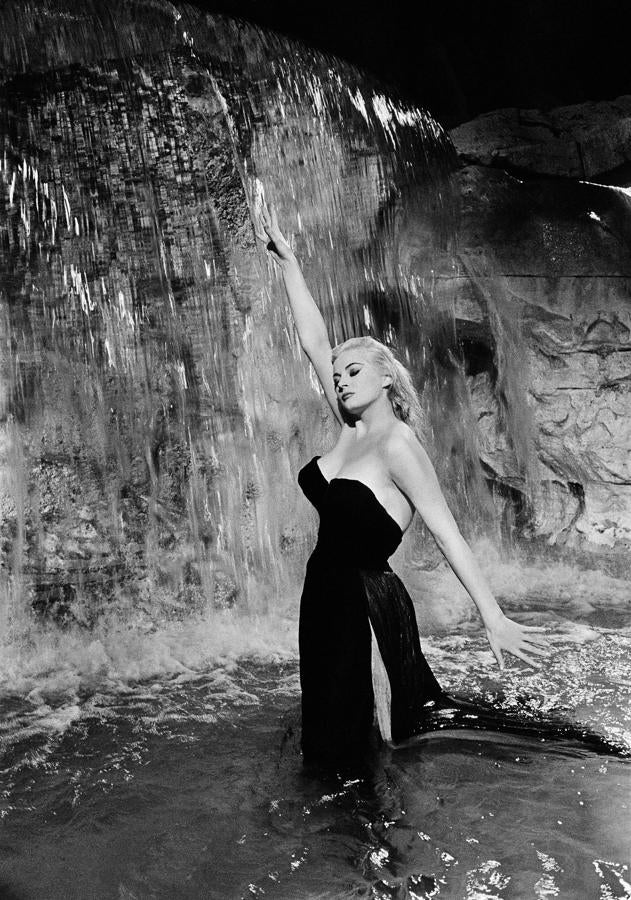 Anita Ekberg fue una de las musas de Federico Fellini y esta escena de la fuente, una de las más sensuales del cine. ¿Quién no ha soñado con bañarse en la Fontana de Trevi, de noche, alguna vez? Y ya que estamos, con un vestidazo negro puesto. Como este. Otro look osacrizado, la película ganó el Oscar al mejor diseño de vestuario gracias a su artífice, Piero Gherardi, en 1961.
