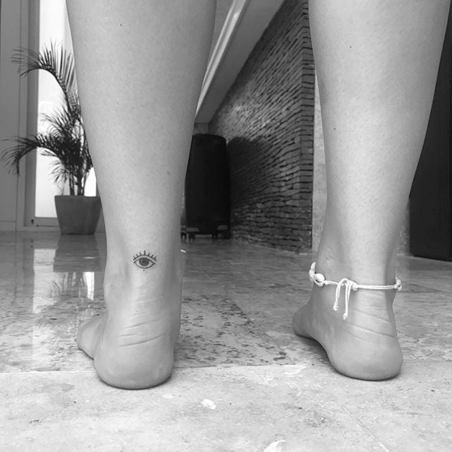 El pie es una de las mejores zonas para lucir los tatuajes mini, en ellos puedes jugar con muchos diseños, como este ojo egipcio.