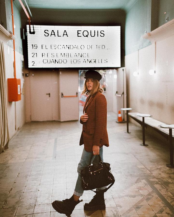 Las americanas de mujer sientan como un guante. Le dará un toque formal y chic a tu look lo combines con lo que lo combines. Para las más clásicas, recomendamos algún color neutro (como el blanco, el negro o el gris) para que la podáis llevar durante todo el año. Y para las atrevidas, apuesta por colores o estampados más llamativos. Sea como sea, una blazer os permitirá llevarla tanto con Converse, sneakers, botas... como con unos stiletto.