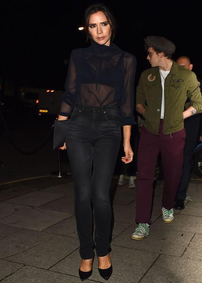 Espectacular cómo la diseñadora británica combina unos vaqueros pitillo negros de talle alto, con una blusa transparente súper sofisticada. Para las que no quieren renunciar ni a la comodidad ni a la moda en Nochevieja.